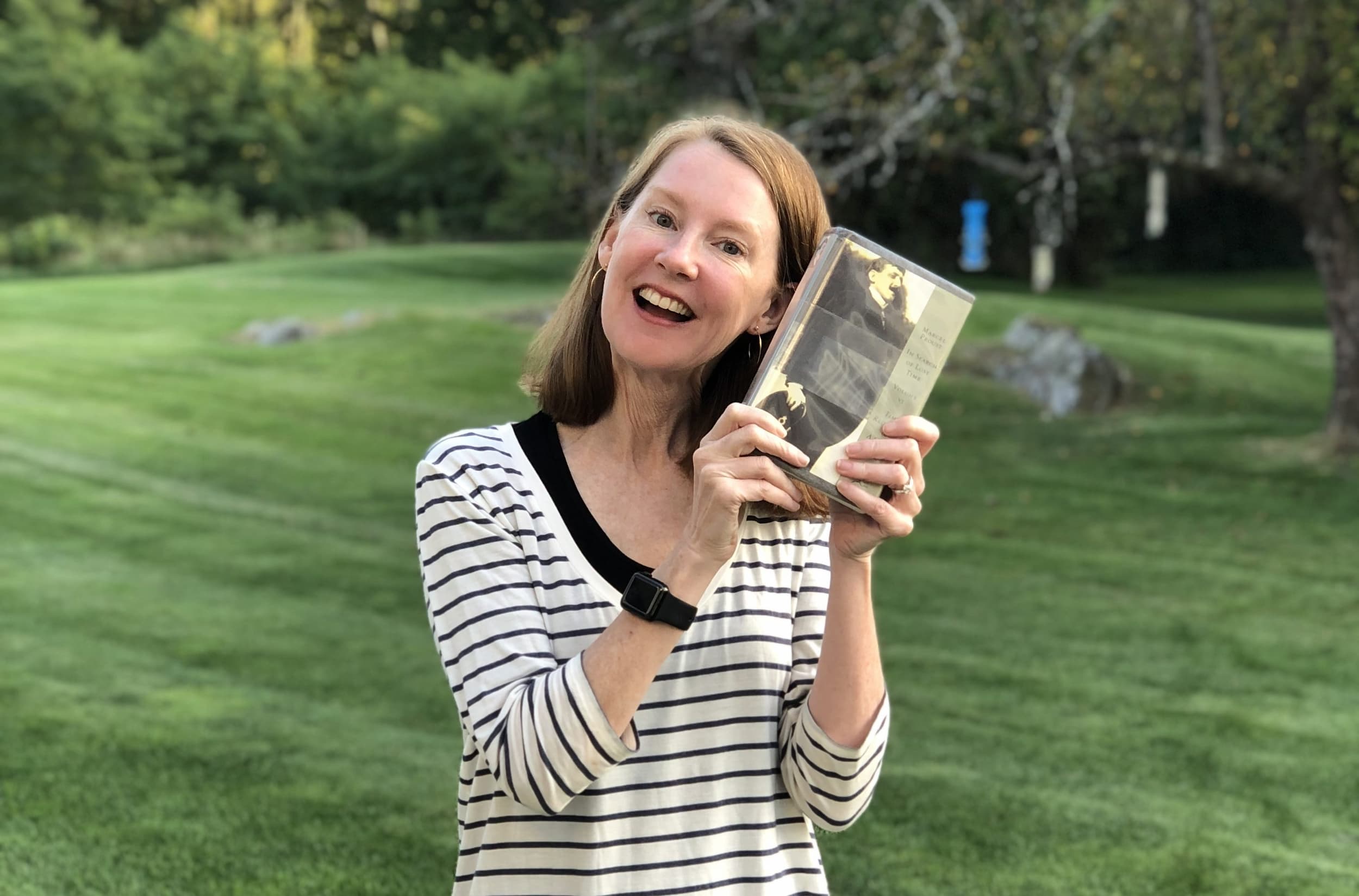 Gretchen holding a Proust book