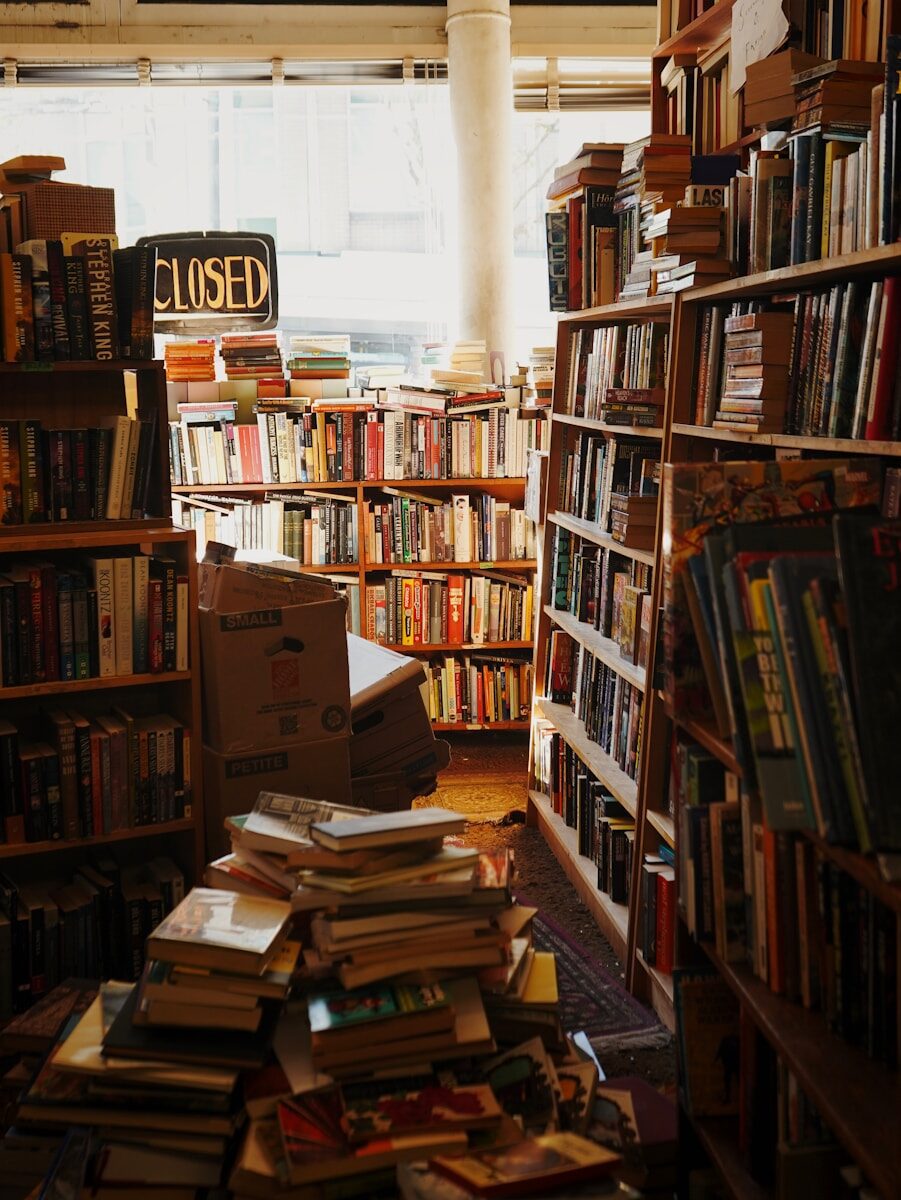 A room filled with lots of books and boxes